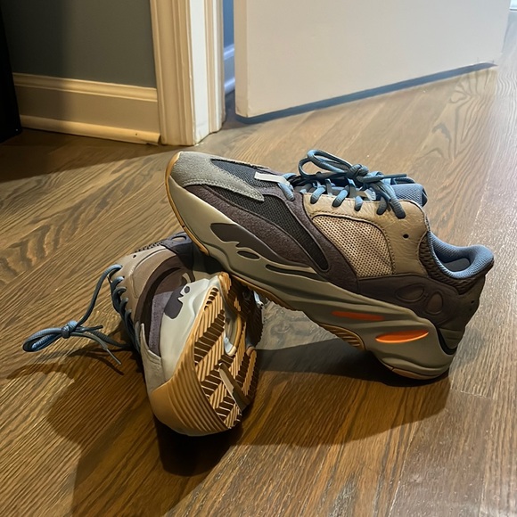 Yeezy 700 “Inertia” Size 10